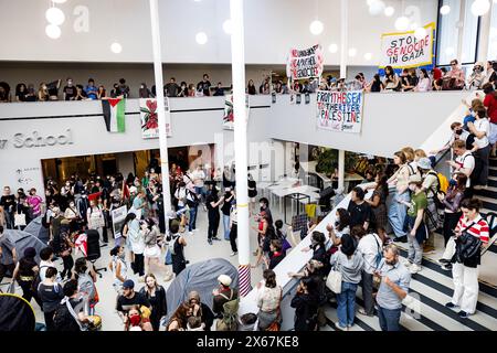 Amsterdam, Niederlande. Mai 2024. AMSTERDAM - Demonstranten haben das sogenannte ABC-Gebäude der Universität Amsterdam auf dem Campus Roeterseiland im Zentrum der Hauptstadt betreten. Früher am Tag versammelten sich mehrere tausend Demonstranten, darunter Studenten und Angestellte der UVA, auf dem Campus Roeterseiland. Die Demonstranten wollen, dass die Universitäten die Beziehungen zu israelischen Institutionen und zu Unternehmen, die gegen sie protestieren, abbauen. ANP RAMON VAN FLYMEN niederlande Out - belgien Out Credit: ANP/Alamy Live News Stockfoto