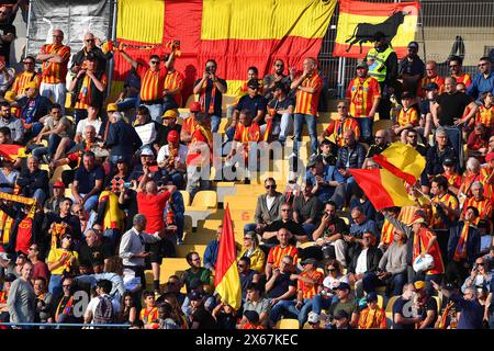 Lecce, Italien. Mai 2024. Fans und Fans von US Lecce beim Fußball-Spiel der Serie A TIM zwischen US Lecce und Udinese Calcio 1896 im Via del Mare Stadium in Lecce, Italien, am Montag, den 13. Mai 2024. (Credit Image: &#xa9; Giovanni Evangelista/LaPresse) Credit: LaPresse/Alamy Live News Stockfoto