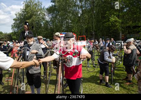 Hasek Velocipiada im Dorf vSEn in der Tschechischen Republik, jährliches Treffen von Menschen, die alte Fahrräder lieben Stockfoto