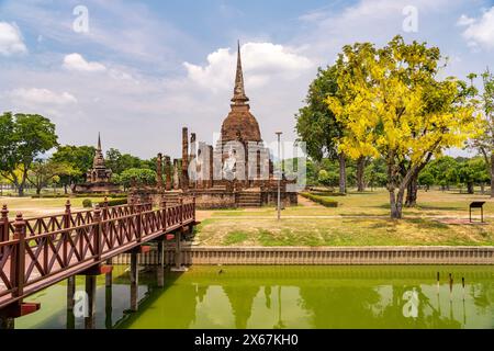 Buddha-Statue und Chedi des buddhistischen Tempels Wat Sa Si, UNESCO-Weltkulturerbe Sukhothai Historical Park, Thailand, Asien Stockfoto