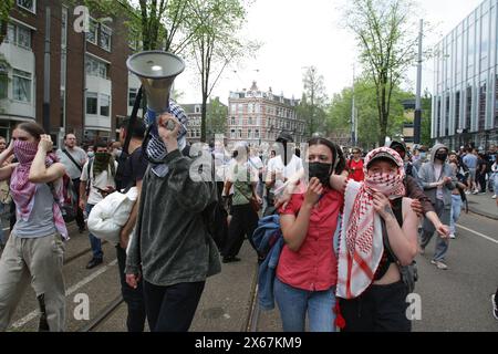 Amsterdam, Niederlande. Mai 2024. Studenten und Unterstützer blockieren die Straße, nachdem sie das Gebäude der Universität Amsterdam besetzt hatten, um gegen den anhaltenden Konflikt zwischen Israel und den Palästinensern am 13. Mai 2024 in Amsterdam, Niederlande, zu protestieren. (Foto von Paulo Amorim/SIPA USA) Credit: SIPA USA/Alamy Live News Stockfoto