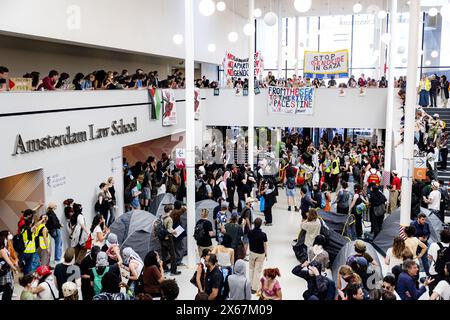 Amsterdam, Niederlande. Mai 2024. AMSTERDAM - Demonstranten haben das sogenannte ABC-Gebäude der Universität Amsterdam auf dem Campus Roeterseiland im Zentrum der Hauptstadt betreten. Früher am Tag versammelten sich mehrere tausend Demonstranten, darunter Studenten und Angestellte der UVA, auf dem Campus Roeterseiland. Die Demonstranten wollen, dass die Universitäten die Beziehungen zu israelischen Institutionen und zu Unternehmen, die gegen sie protestieren, abbauen. ANP RAMON VAN FLYMEN niederlande Out - belgien Out Credit: ANP/Alamy Live News Stockfoto