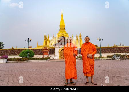 Mönche posieren vor dem Pha That Luang, dem Nationalsymbol von Laos in der Hauptstadt Vientiane, Laos, Asien Stockfoto