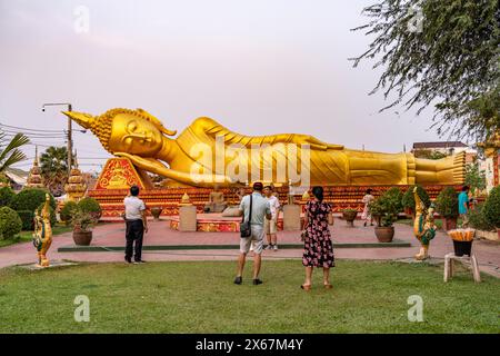 Riesiger liegender Buddha im Wat That Luang Neua Tempel in der Hauptstadt Vientiane, Laos, Asien Stockfoto