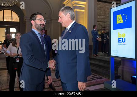 Antwerpen, Belgien. Mai 2024. Der luxemburgische Kulturminister Eric Thill und der flämische Staatspräsident Jan Jambon werden am Montag, den 13. Mai 2024, im KMSKA Koninklijk Museum voor Schone Kunsten Antwerpen (Königliches Museum der Schönen Künste Antwerpen) vor einem informellen Treffen der Kulturminister der EU-Mitgliedstaaten gesehen. Seit dem 1. Januar 2024 führt Belgien für einen Zeitraum von sechs Monaten den Vorsitz im Rat der Europäischen Union. BELGA PHOTO JONAS ROOSENS Credit: Belga News Agency/Alamy Live News Stockfoto