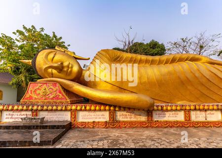 Riesiger liegender Buddha im Wat That Khao Tempel in der Hauptstadt Vientiane, Laos, Asien Stockfoto