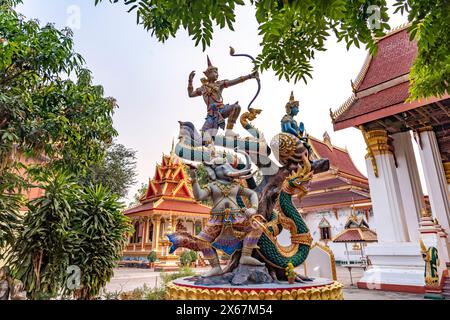 Figuren der buddhistischen Mythologie im Tempel Wat That Luang Neua in der Hauptstadt Vientiane, Laos, Asien Stockfoto
