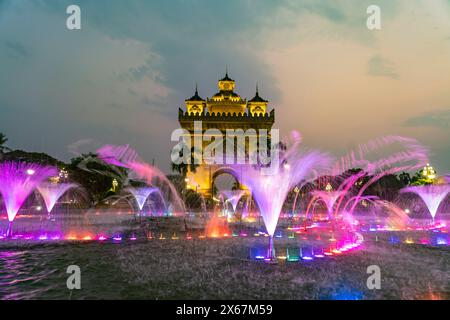 Farbenfroh beleuchteter Brunnen am Patuxai Victory Gate in der Abenddämmerung, Hauptstadt von Vientiane, Laos, Asien Stockfoto