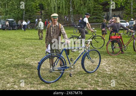 Hasek Velocipiada im Dorf vSEn in der Tschechischen Republik, jährliches Treffen von Menschen, die alte Fahrräder lieben Stockfoto