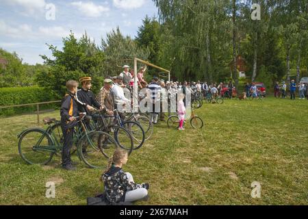 Hasek Velocipiada im Dorf vSEn in der Tschechischen Republik, jährliches Treffen von Menschen, die alte Fahrräder lieben Stockfoto