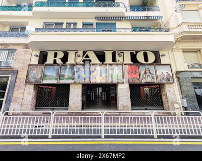 Nizza, Frankreich - 9. Februar 2024: Das älteste Kino in Nizza - "Rialto", das 1927 in der Rue de Rivoli eröffnet wurde. Stockfoto