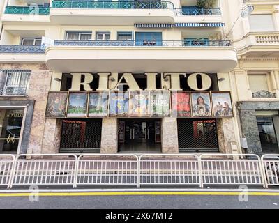 Nizza, Frankreich - 9. Februar 2024: Das älteste Kino in Nizza - "Rialto", das 1927 in der Rue de Rivoli eröffnet wurde. Stockfoto