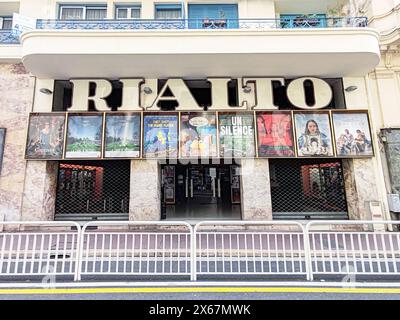 Nizza, Frankreich - 9. Februar 2024: Das älteste Kino in Nizza - "Rialto", das 1927 in der Rue de Rivoli eröffnet wurde. Stockfoto