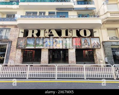 Nizza, Frankreich - 9. Februar 2024: Das älteste Kino in Nizza - "Rialto", das 1927 in der Rue de Rivoli eröffnet wurde. Stockfoto