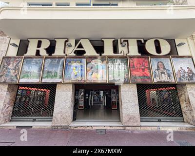 Nizza, Frankreich - 9. Februar 2024: Das älteste Kino in Nizza - "Rialto", das 1927 in der Rue de Rivoli eröffnet wurde. Stockfoto