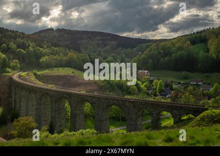 Altes Steinviadukt in der Nähe des bewölkten Frühlingsabends in der Nähe des Dorfes Novina Mountains Stockfoto