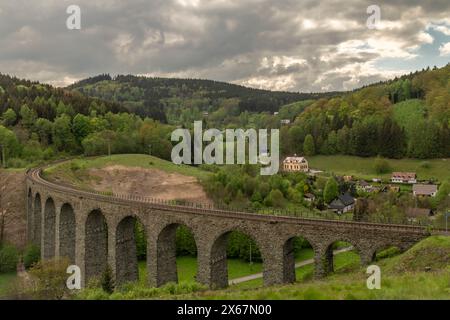 Altes Steinviadukt in der Nähe des bewölkten Frühlingsabends in der Nähe des Dorfes Novina Mountains Stockfoto