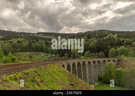 Altes Steinviadukt in der Nähe des bewölkten Frühlingsabends in der Nähe des Dorfes Novina Mountains Stockfoto