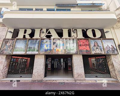 Nizza, Frankreich - 9. Februar 2024: Das älteste Kino in Nizza - "Rialto", das 1927 in der Rue de Rivoli eröffnet wurde. Stockfoto