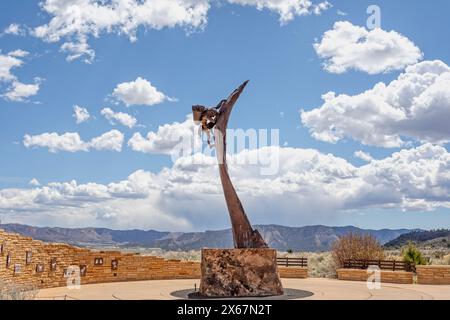 Skulptur eines Puebloan, der eine Klippe namens The Ancient One hochklettert, vor dem Besucherzentrum des Mesa Verde National Park in Colorado, USA Stockfoto