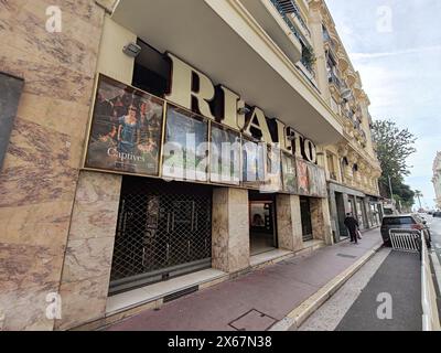 Nizza, Frankreich - 9. Februar 2024: Das älteste Kino in Nizza - "Rialto", das 1927 in der Rue de Rivoli eröffnet wurde. Stockfoto