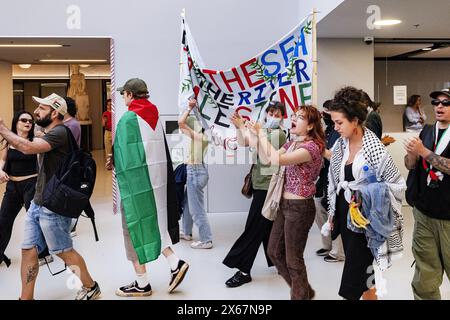 Amsterdam, Niederlande. Mai 2024. AMSTERDAM - Demonstranten haben das sogenannte ABC-Gebäude der Universität Amsterdam auf dem Campus Roeterseiland im Zentrum der Hauptstadt betreten. Früher am Tag versammelten sich mehrere tausend Demonstranten, darunter Studenten und Angestellte der UVA, auf dem Campus Roeterseiland. Die Demonstranten wollen, dass die Universitäten die Beziehungen zu israelischen Institutionen und zu Unternehmen, die gegen sie protestieren, abbauen. ANP RAMON VAN FLYMEN niederlande Out - belgien Out Credit: ANP/Alamy Live News Stockfoto