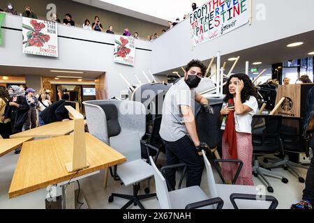 Amsterdam, Niederlande. Mai 2024. AMSTERDAM - Demonstranten haben das sogenannte ABC-Gebäude der Universität Amsterdam auf dem Campus Roeterseiland im Zentrum der Hauptstadt betreten. Früher am Tag versammelten sich mehrere tausend Demonstranten, darunter Studenten und Angestellte der UVA, auf dem Campus Roeterseiland. Die Demonstranten wollen, dass die Universitäten die Beziehungen zu israelischen Institutionen und zu Unternehmen, die gegen sie protestieren, abbauen. ANP RAMON VAN FLYMEN niederlande Out - belgien Out Credit: ANP/Alamy Live News Stockfoto