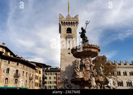 Piazza del Duomo mit Palazzo Pretorio und Neptunbrunnen Trento, Trentino, Italien, Europa Stockfoto