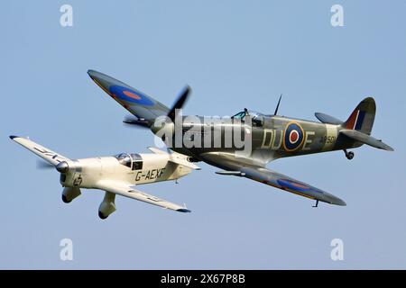 Supermarine Spitfire und Mew Gull zeigen auf der Best of British Air Show Shuttleworth Collection Old Warden im Mai 2024 Stockfoto