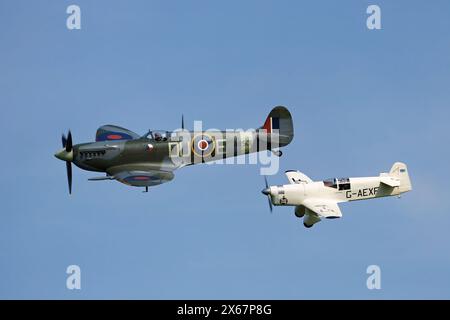 Supermarine Spitfire und Percival Mew Gull werden auf der Best of British Air Show Shuttleworth Collection Old Warden im Mai 2024 gezeigt Stockfoto