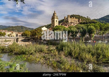 Blick auf die Stadt mit dem Fluss Nervia, der Kirche Chiesa di Sant'Antonio Abate und dem Schloss Castello dei Doria in Dolceacqua, Ligurien, Italien, Europa Stockfoto