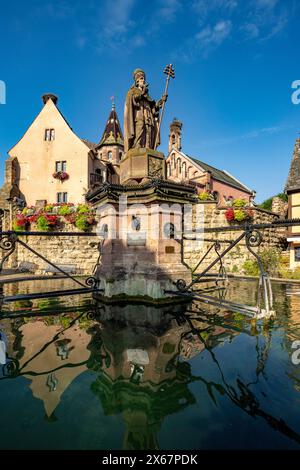 Fontaine de Saint-Leon und Kapelle St. Leo in Eguisheim, Elsass, Frankreich Stockfoto