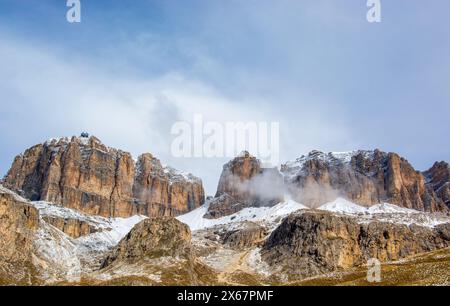 Die Belluno-Dolomiten am Pordoi-Pass im Frühling mit Wolken, Nebel und kühlen Temperaturen Stockfoto