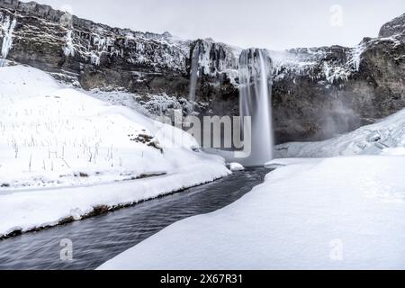 Der Seljalandsfoss Wasserfall im Winter in Südisland Stockfoto