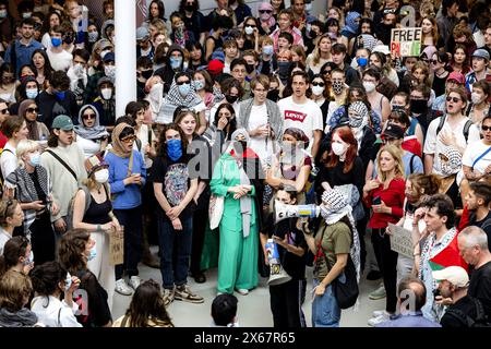 Amsterdam, Niederlande. Mai 2024. AMSTERDAM - Demonstranten haben das sogenannte ABC-Gebäude der Universität Amsterdam auf dem Campus Roeterseiland im Zentrum der Hauptstadt betreten. Früher am Tag versammelten sich mehrere tausend Demonstranten, darunter Studenten und Angestellte der UVA, auf dem Campus Roeterseiland. Die Demonstranten wollen, dass die Universitäten die Beziehungen zu israelischen Institutionen und zu Unternehmen, die gegen sie protestieren, abbauen. ANP RAMON VAN FLYMEN niederlande Out - belgien Out Credit: ANP/Alamy Live News Stockfoto