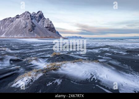 Das Eystrahorn bei Höfn/Stokksnes im Südosten Islands bei Sonnenaufgang und Sonnenaufgang Stockfoto