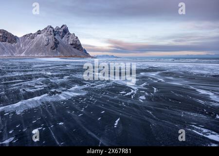 Das Eystrahorn bei Höfn/Stokksnes im Südosten Islands bei Sonnenaufgang und Sonnenaufgang Stockfoto