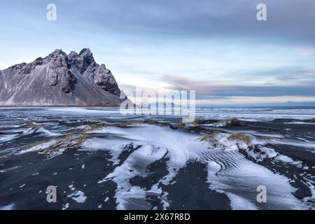 Das Eystrahorn bei Höfn/Stokksnes im Südosten Islands bei Sonnenaufgang und Sonnenaufgang Stockfoto