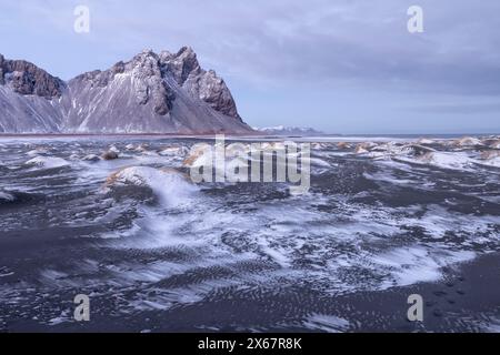 Das Eystrahorn im Winter bei Höfn/Stokksnes im Südosten Islands Stockfoto