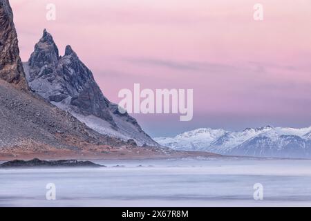 Das Eystrahorn bei Höfn/Stokksnes im Südosten Islands bei Sonnenaufgang und Sonnenaufgang Stockfoto