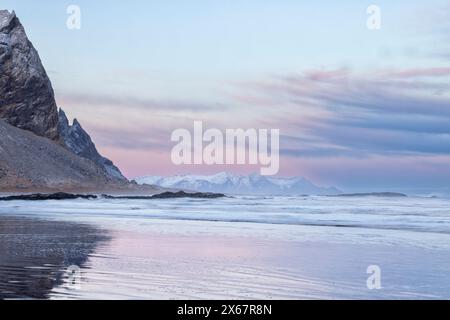 Das Eystrahorn bei Höfn/Stokksnes im Südosten Islands bei Sonnenaufgang und Sonnenaufgang Stockfoto