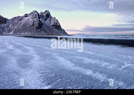 Das Eystrahorn bei Höfn/Stokksnes im Südosten Islands bei Sonnenaufgang und Sonnenaufgang Stockfoto