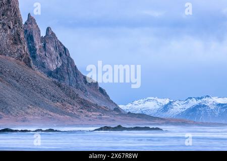 Das Eystrahorn im Winter bei Höfn/Stokksnes im Südosten Islands Stockfoto