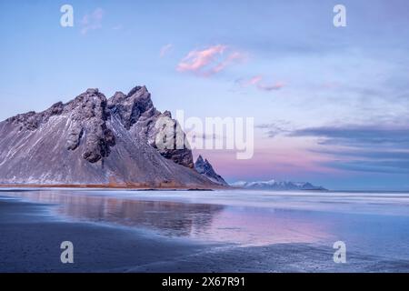 Das Eystrahorn bei Höfn/Stokksnes im Südosten Islands bei Sonnenaufgang und Sonnenaufgang Stockfoto