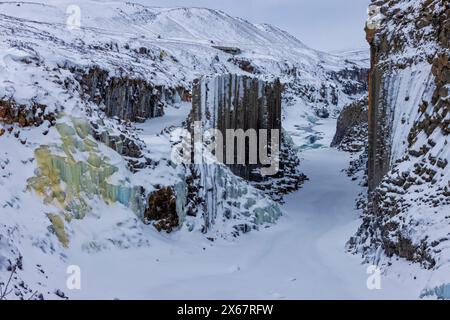 Der gefrorene Studlagil Canyon in einer wunderschönen schneebedeckten Landschaft in Ost-Island Stockfoto