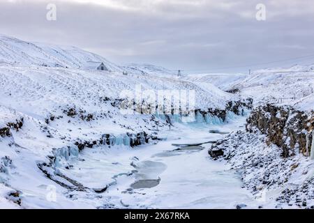 Der gefrorene Studlagil Canyon in einer wunderschönen schneebedeckten Landschaft in Ost-Island Stockfoto