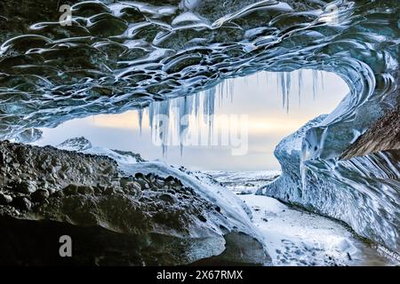 Eingang zur Eishöhle unter dem Jökulsarlon-Gletscher in Island Stockfoto