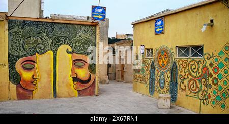 Farbenfrohe Wandmalereien an alten Häusern im historischen Zentrum von Shiraz, Iran. Stockfoto