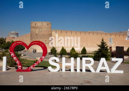 „I love Shiraz“-Logo in der Arg of Karim Khan, Zitadelle aus dem 18. Jahrhundert im historischen Zentrum von Shiraz, Iran. Stockfoto