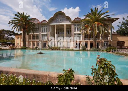 Wasserteich mit Brunnen am Pavillon aus dem 19. Jahrhundert im Eram-Garten (Bagh-e Eram), UNESCO-Weltkulturerbe. Shiraz, Iran. Stockfoto